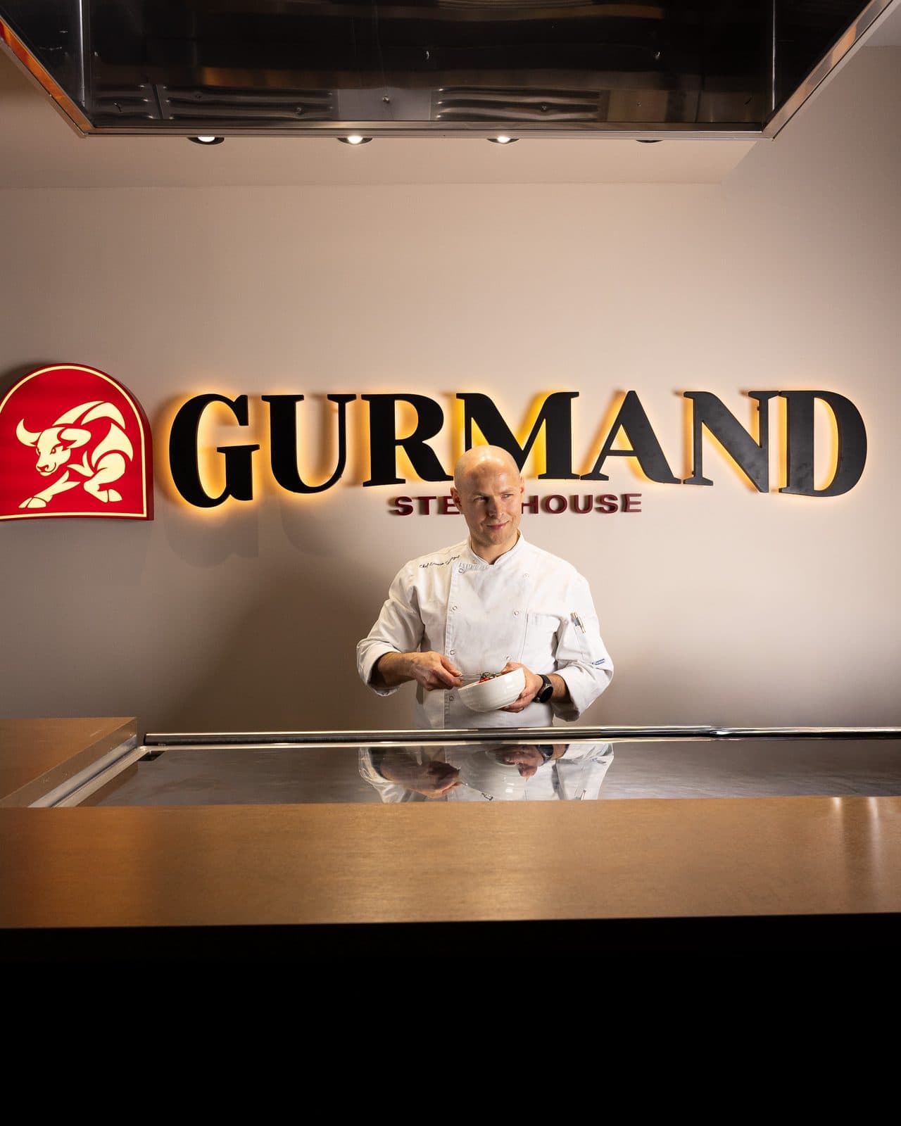 Peretele cu emblema Gurmand Steakhouse