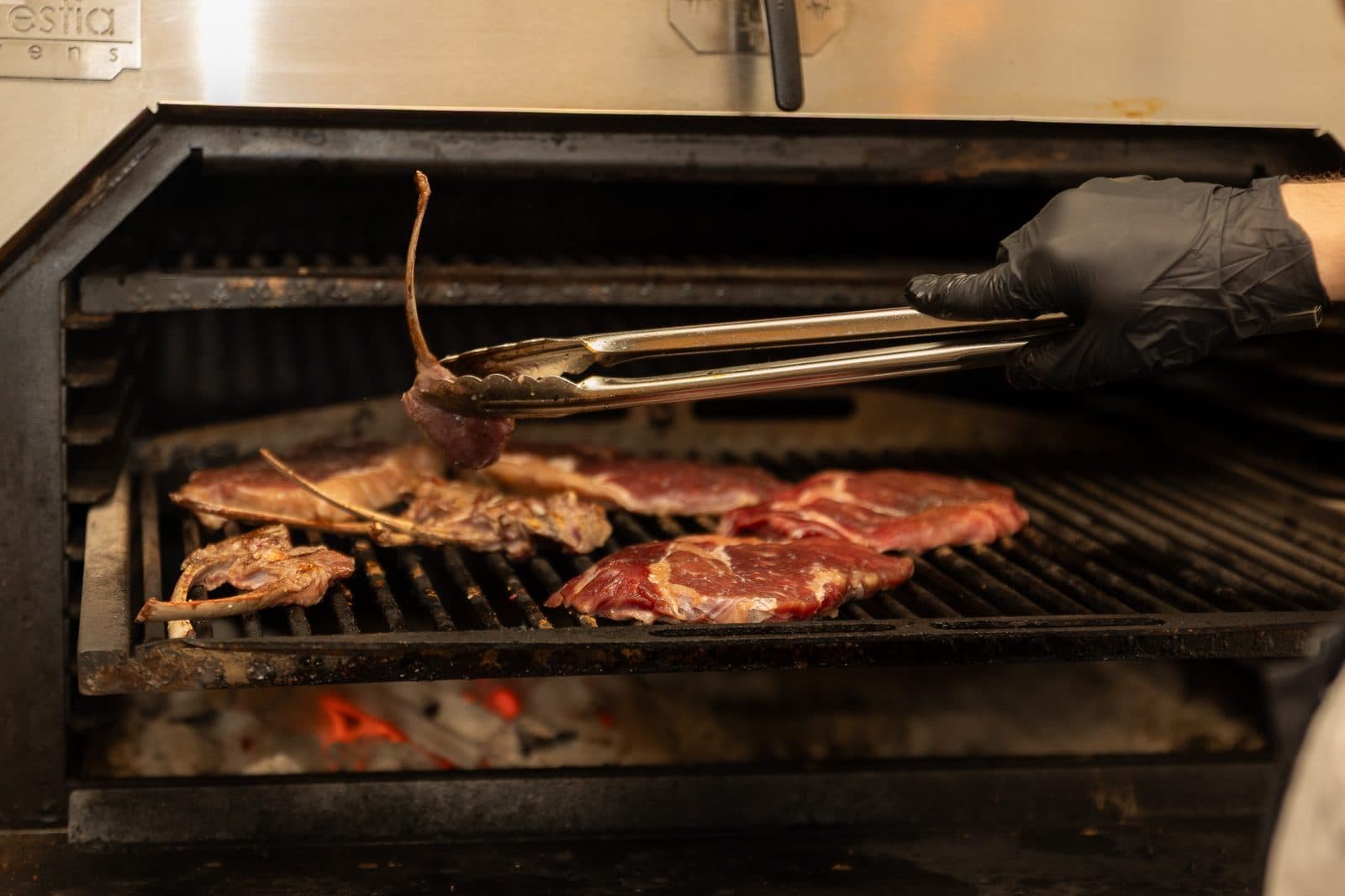Steak pe grătar, pe cărbune încins