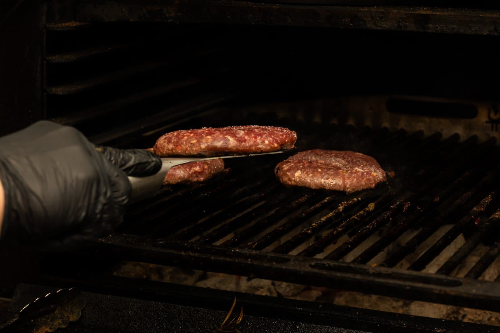 Carne așezată pe grătar la foc viu