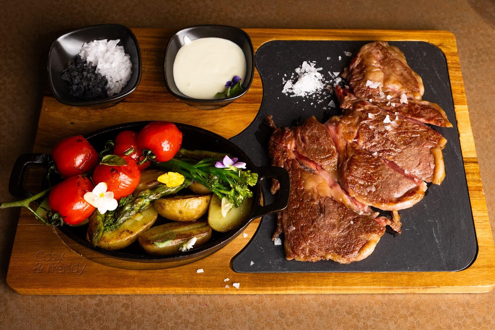 Antricot Wagyu A5 feliat, cu legume la grătar, roșii și sare grunjoasă