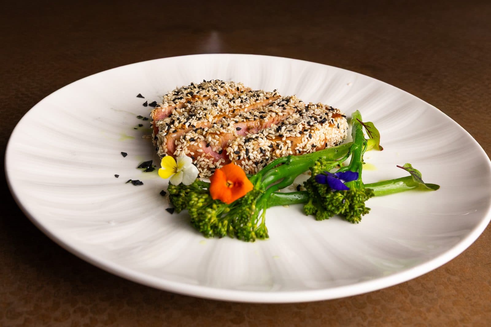 Ton în crustă de susan cu broccolini